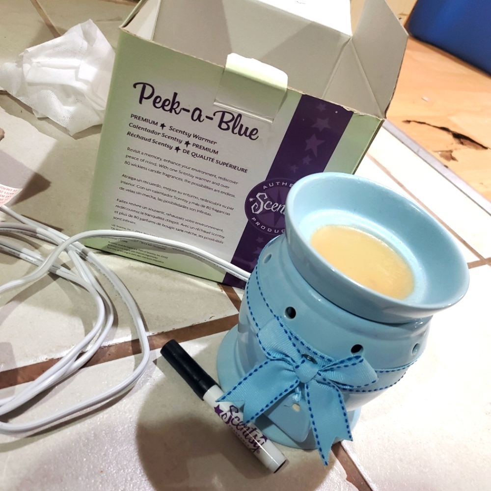 Peek-a-blue scentsy warmer in box